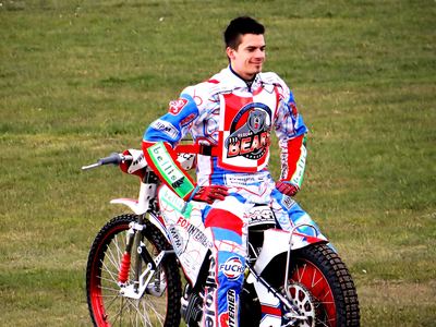 Matěj Kůs v kombinéze Redcar Bears s motocyklem