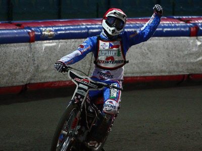 Vítězné gesto, 2010