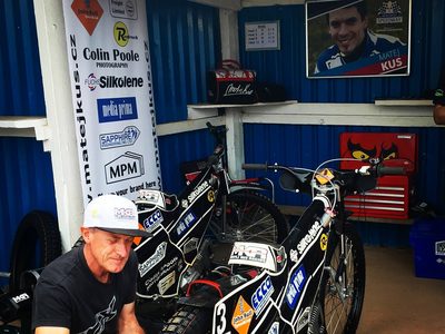 Příprava motorky v depu, 2016
