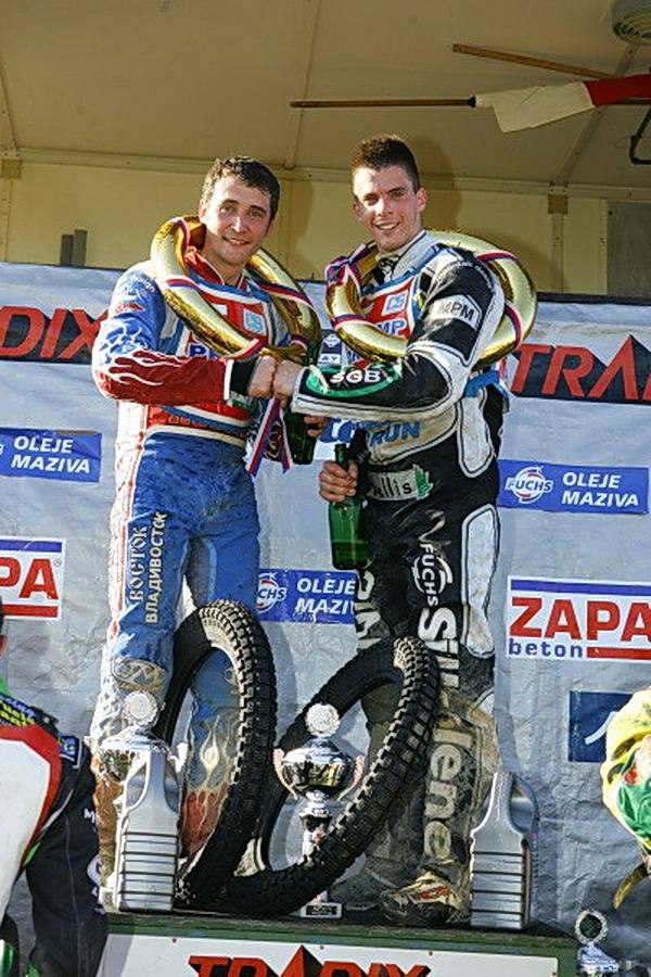 Matěj Kůs a Renat Gafurov na pódiu s trofejemi