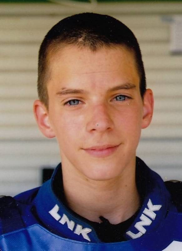 Patnáctiletý Matěj Kůs, portrét zblízka, v modré kombinéze