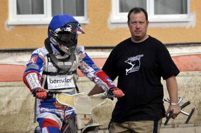 Milan Mihule v depu vedle jezdce v přilbě na motocyklu