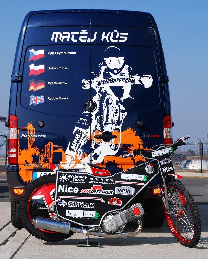 Plochodrážní motocykl MKR před týmovou dodávkou s nápisem Matěj Kůs
